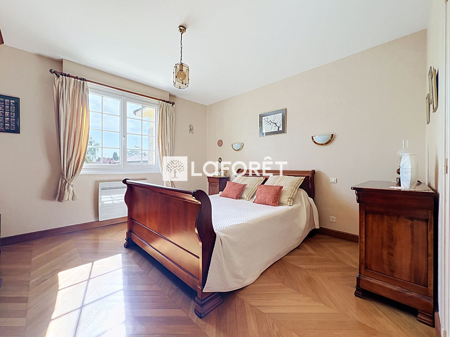 Maison T7 - 215m² - Cholet — 7 pièces, 215 m², 4 chambres — photo 6