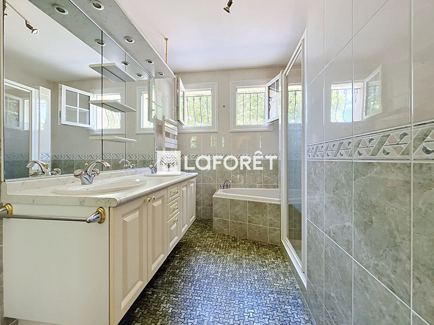 Maison T7 - 215m² - Cholet — 7 pièces, 215 m², 4 chambres — photo 9