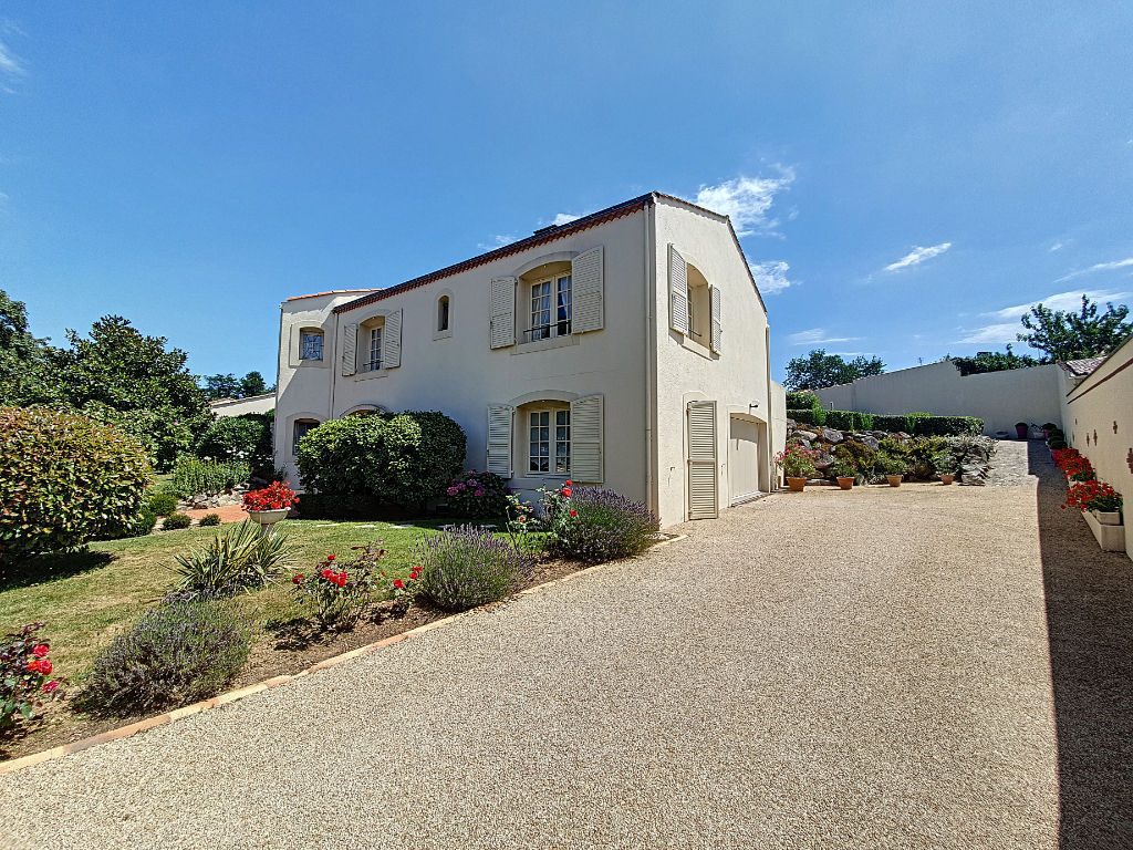 Achat maison près de La RochesurYon 7 pièce(s) 205 m² 410 000 € ⇔ Laforêt Immobilier